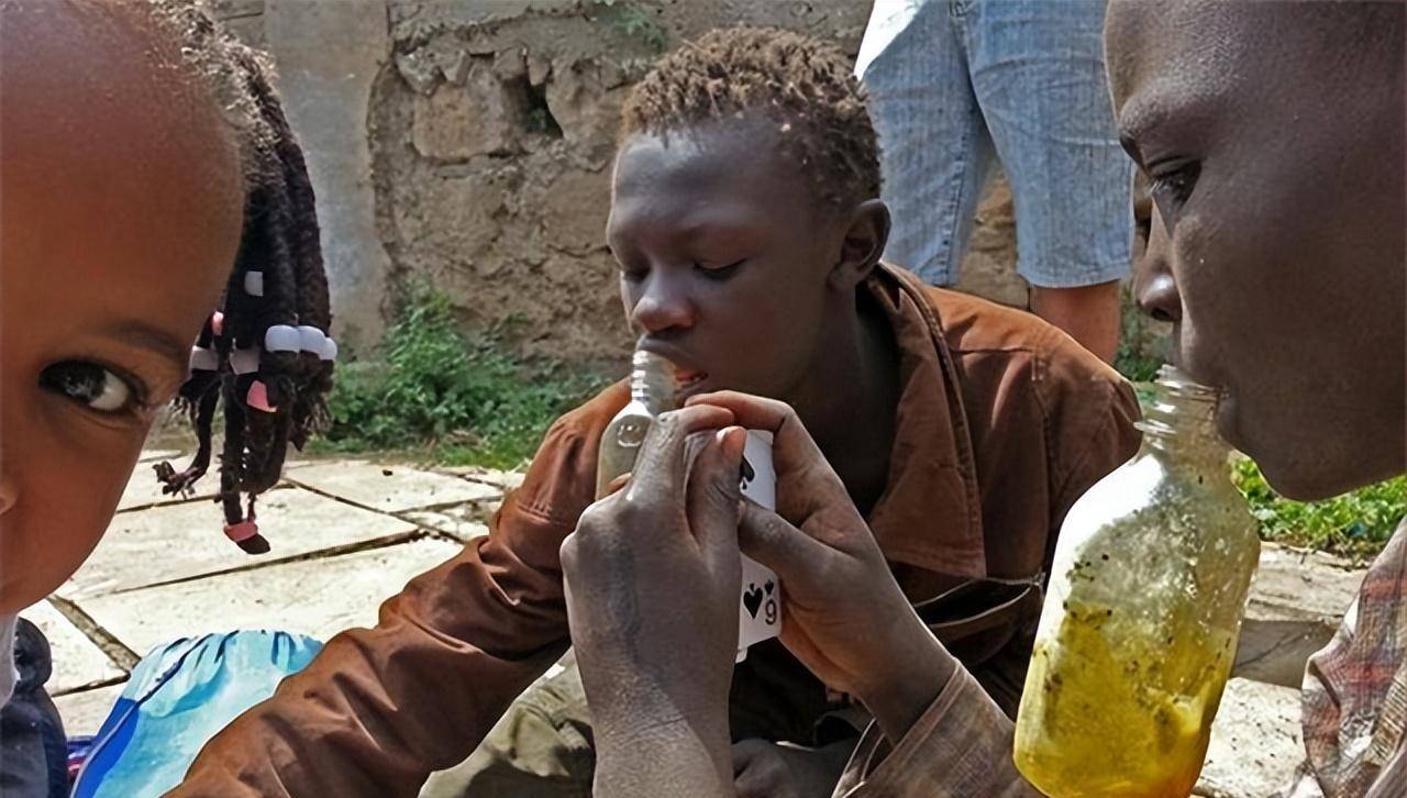 "末日之城"非洲肯尼亚:靠吸食胶水续命,航天燃油也能嗨上天