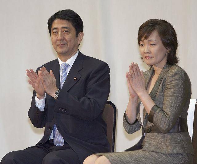 94岁的安倍洋子:丈夫67岁因癌去世,儿子安倍晋三67岁被当街枪杀