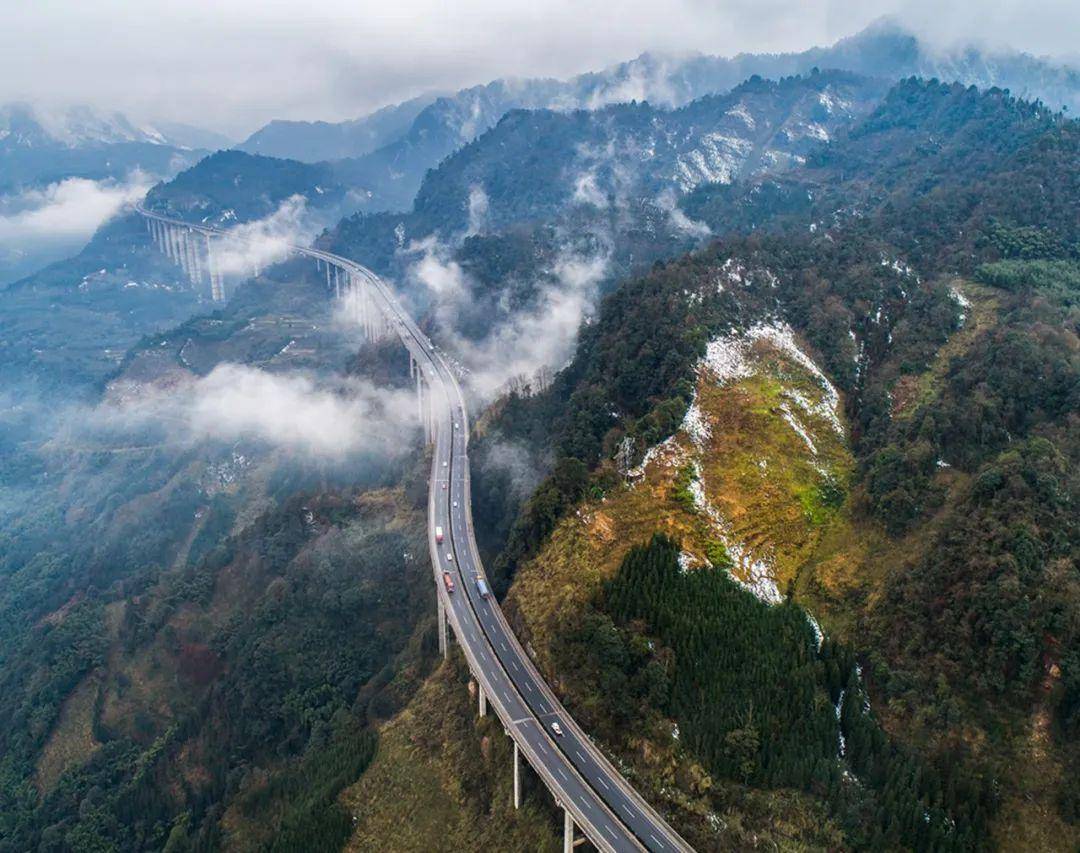 html它是"中国最牛的高速公路,整条公路布展在崇山峻岭,山峦叠嶂之中