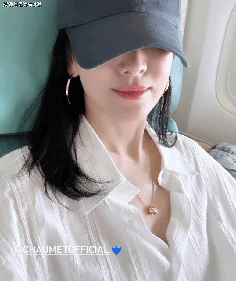 宋慧乔亮相机场,白衬衫牛仔裤显小清新风格,皮肤白皙笑容甜美_照片