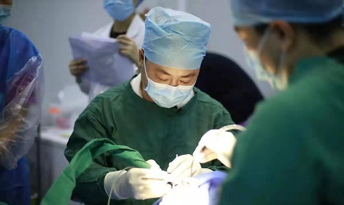 小伙长得太帅不甘心送快递,整容成谢霆锋,如今逆袭成千万富翁_易波