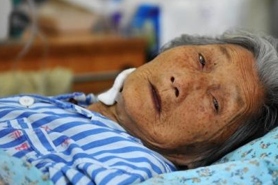 儿子离家出走,母亲让养女将他找回,遗产分配下来,儿子哭了_王元五_小