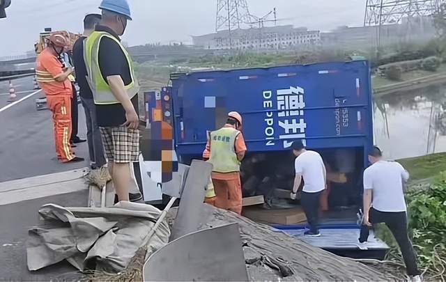 集卡冲出g15高速护栏侧翻入河!车身横跨整个河道