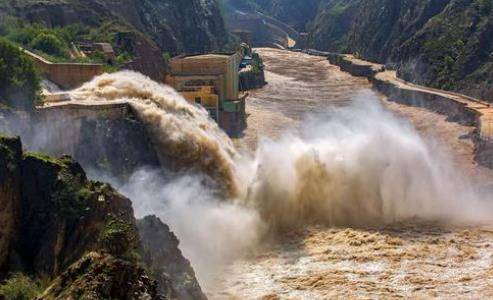 经过细致缜密的一系列安排后,华川水库关闭了所有闸门开始蓄水.