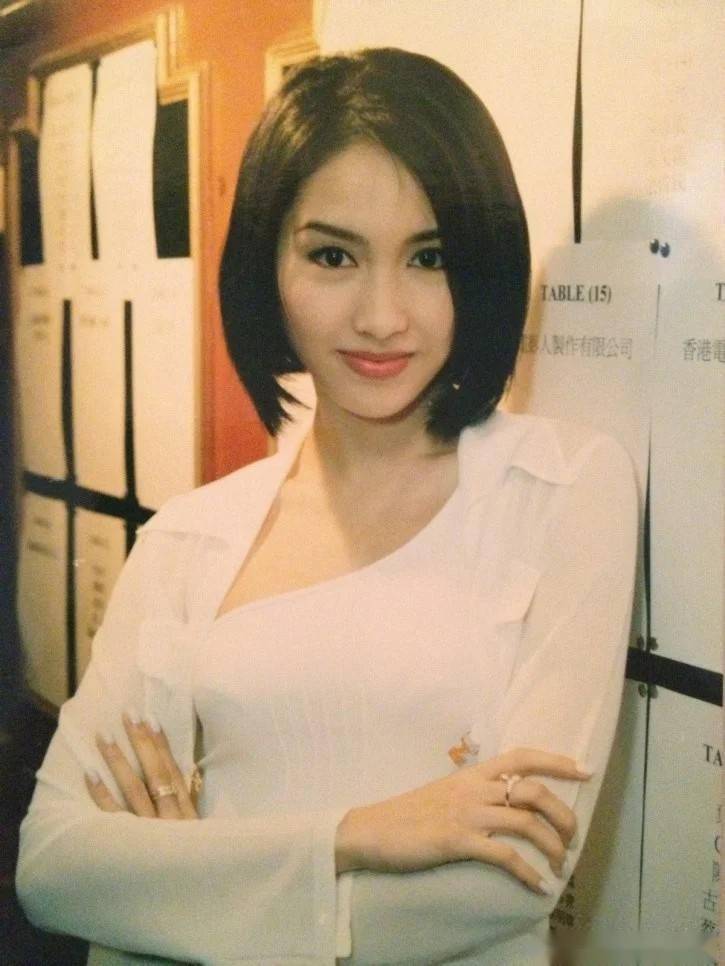 黎姿写真集:42岁女神的美貌与性感魅力,才华横溢的完美展现!