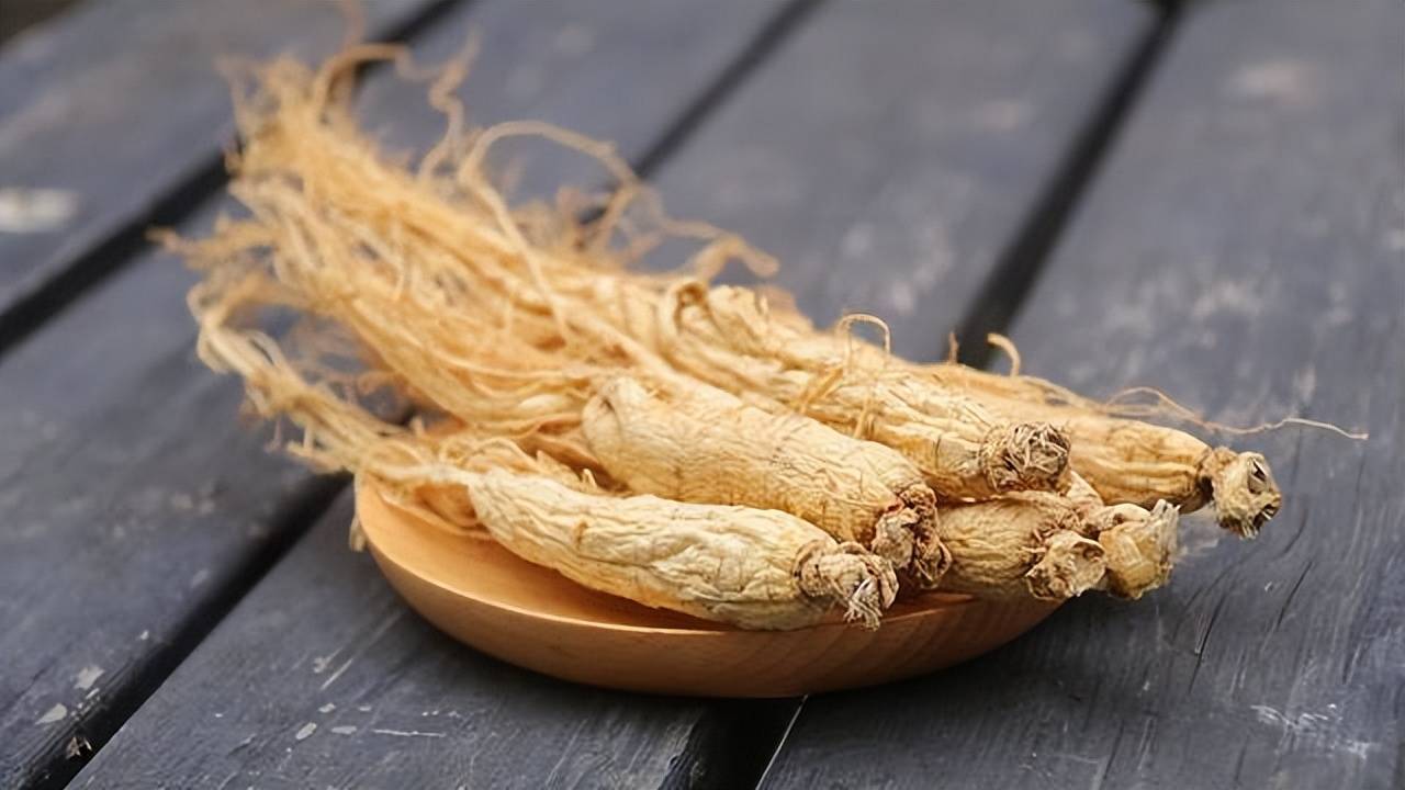 高品质的西洋参通常外观色泽黄白,质地坚实,纹理清晰.