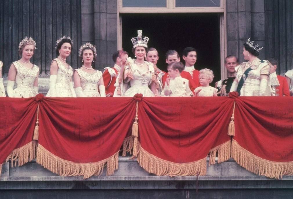 伊丽莎白二世加冕礼:女王吐槽王冠太重,连丈夫也要跪地宣誓效忠