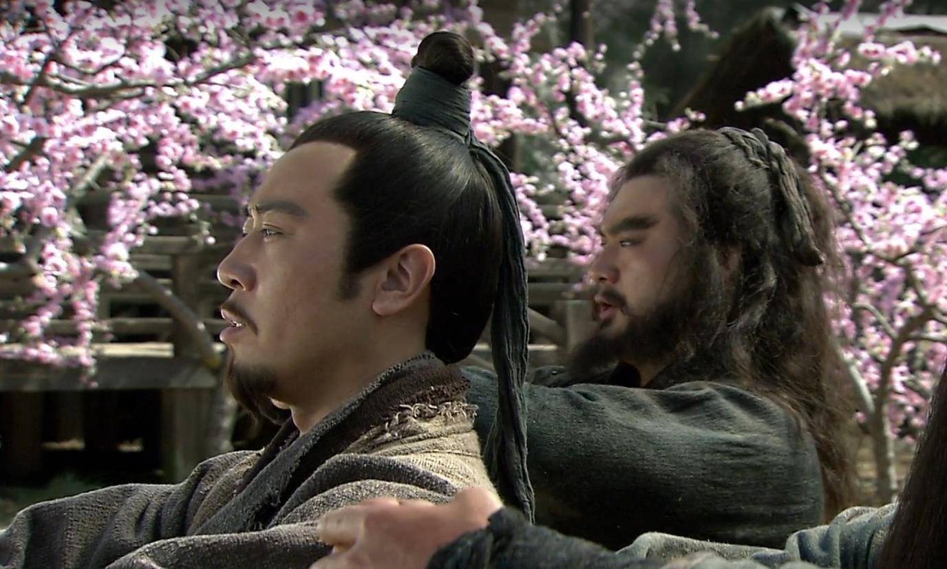 没想到卖草鞋的自报家门,他说道:"我叫刘备,是汉室皇孙,以后一定会