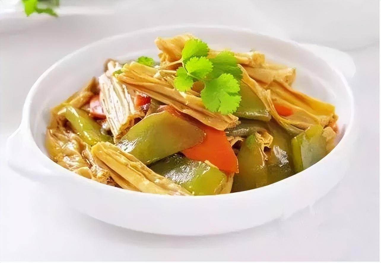 html食材:腐竹150g, 莴笋1根, 胡萝卜1根, 素蚝油2汤匙做法:1,准备