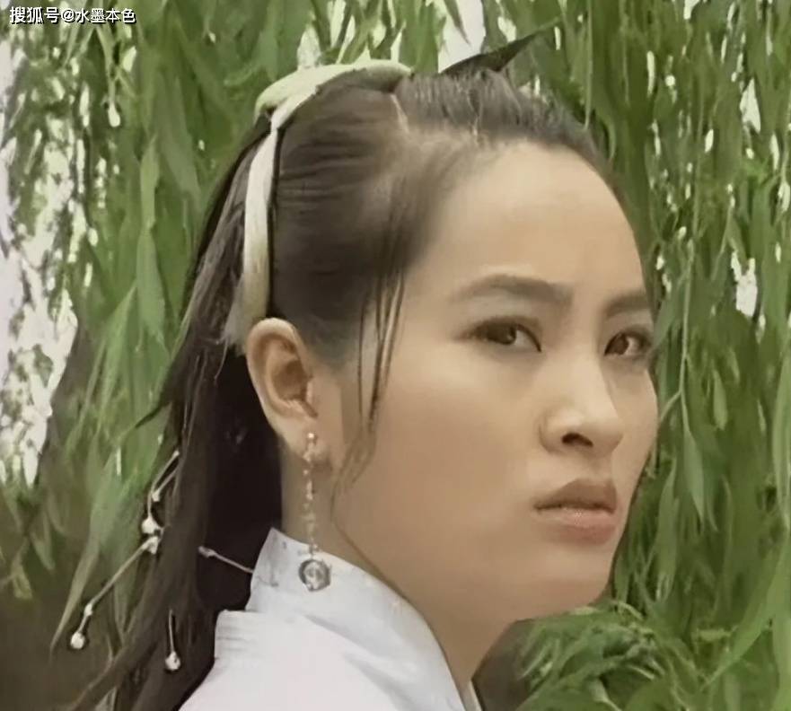 49岁女星复出带货人气惨淡,已9年没戏拍,仍在北京住独栋别墅_郑佳欣
