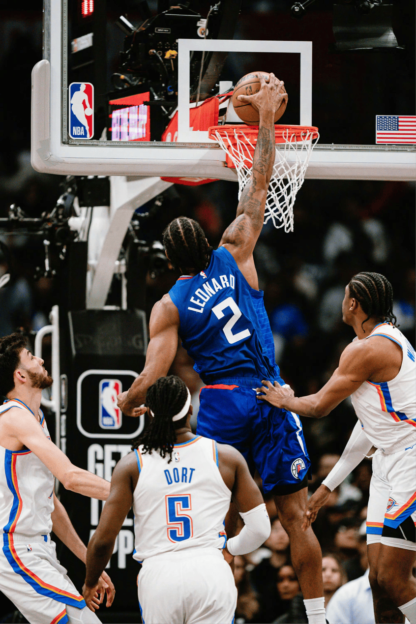 当时炙手可热的超级巨星,伦纳德刚来到猛龙队就率领全队终结勇士王朝