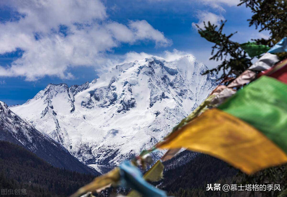 川西有一座美丽的雪山,山峰如洁白的金字塔