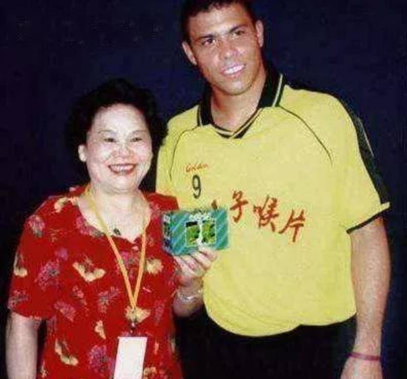 想不到的是,罗纳尔多前脚刚离开中国,后脚江佩珍就拿这些合照用5毛修