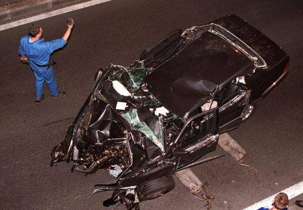 这时司机亨利·保罗为甩掉狗仔们,疯狂加速,致使小汽车撞上阿尔玛桥