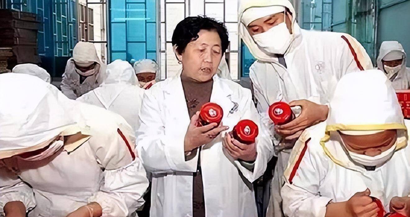 一个建烂尾楼,一个砸"老干妈"招牌,陶华碧被两个儿子坑惨了