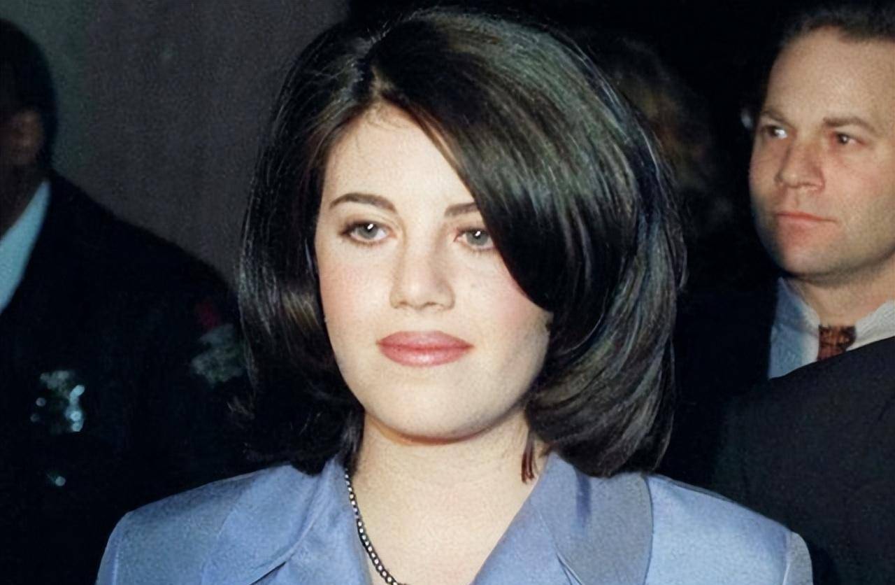 95年,莱温斯基在白宫对克林顿做了个动作,其好友称:她有些过了