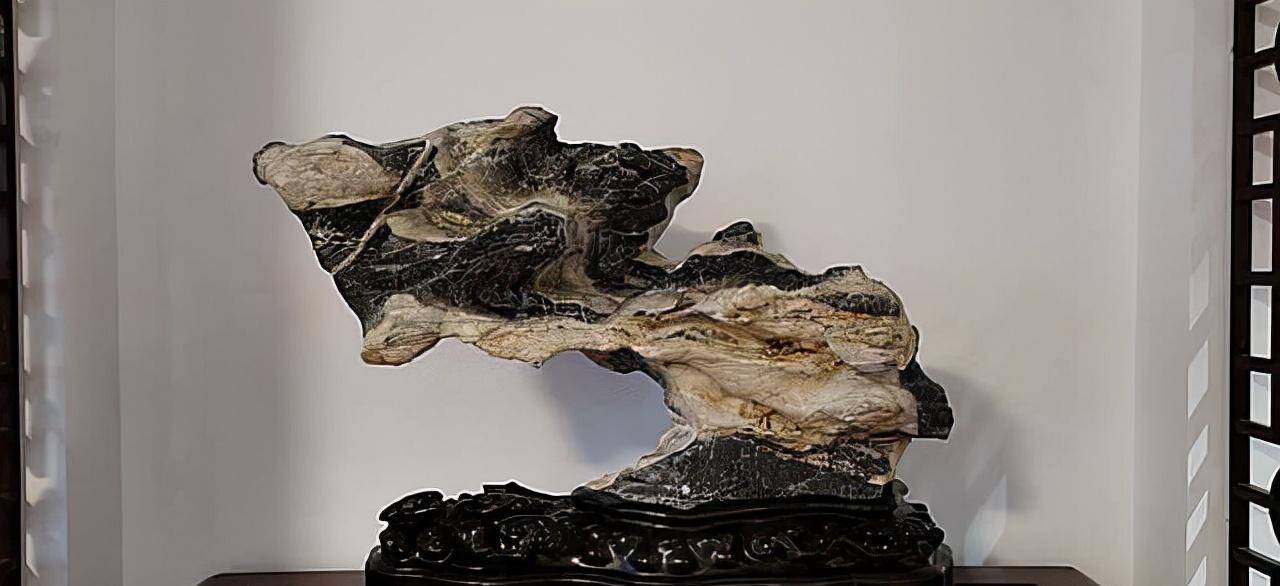 安徽就有一农民,怀揣着他的天价灵璧石,一直等待着他的有缘人.