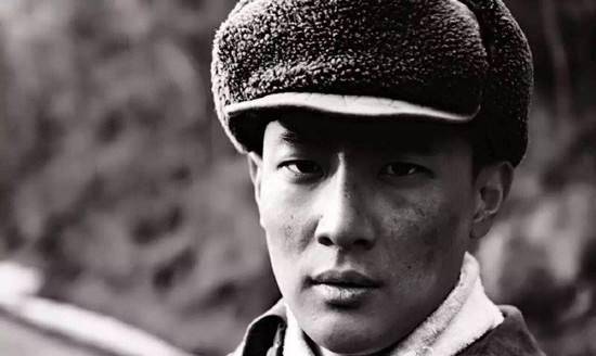 "李胜永刚伏身在瞄准具上就听着孔庆三喊:"好了,准备射击!