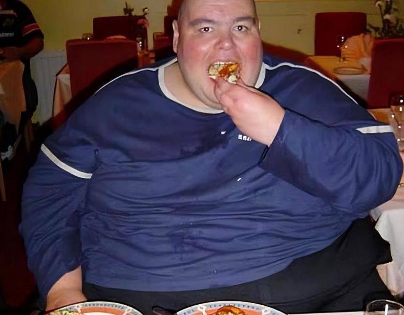 英国第一胖男,6年没离家,每天吃250碗饭热量,体重曾超800斤