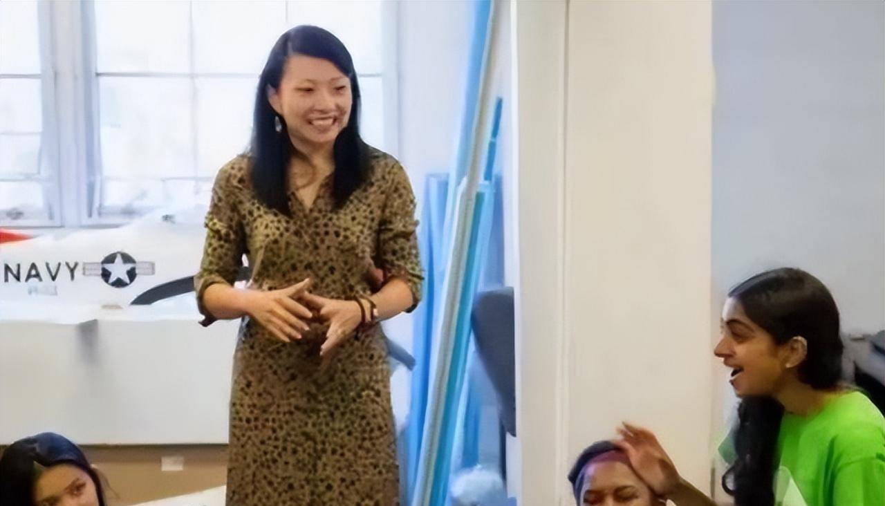 有传言说,高杏欣的背叛,让她的父亲高德林在工作上举步维艰,也受到了