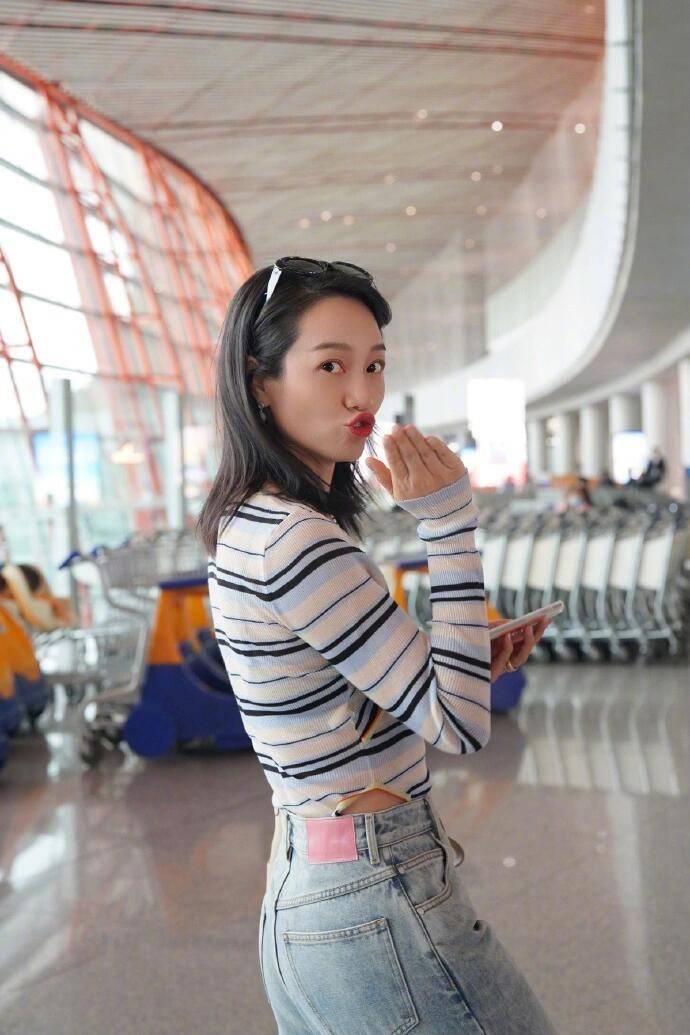 朱丹参加浪姐后换了发型,穿露腰装 阔腿裤,大方show出马甲线