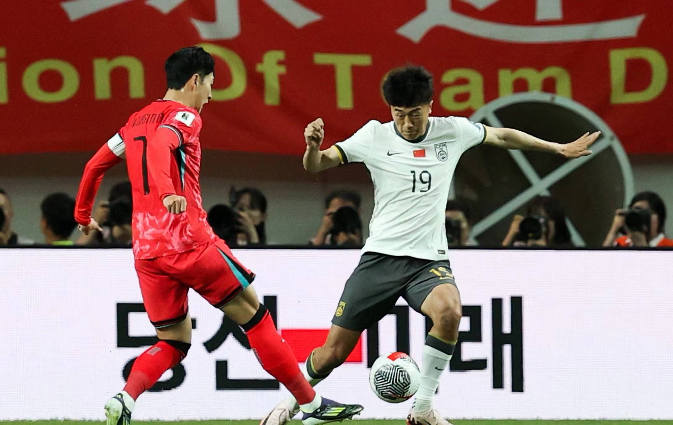 李刚仁破门，韩国1:0小胜国足，国足想要晋级还要指望新加坡