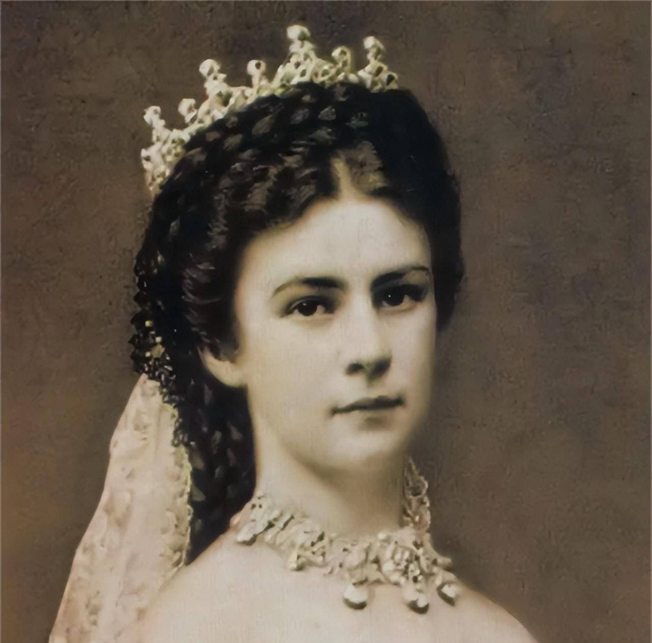 她被誉为欧洲百年第一美人,15岁嫁入皇室,61岁惨死于杀手刺杀