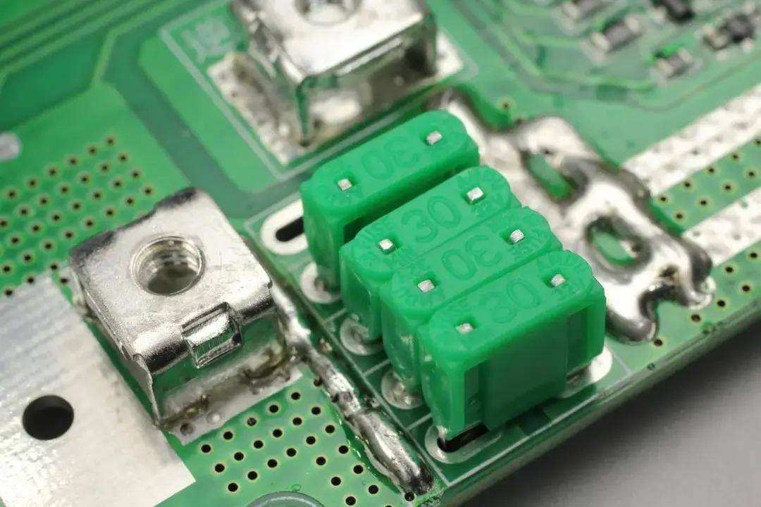 内置12节沃泰通磷酸铁锂电芯,羽博72000mah便携式储能电源拆解