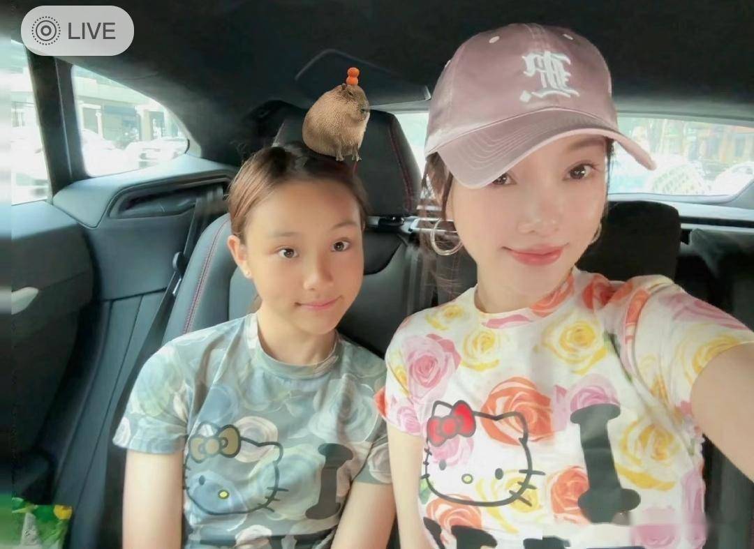 李小璐开兰博基尼送女儿上课,甜馨身高赶上妈妈