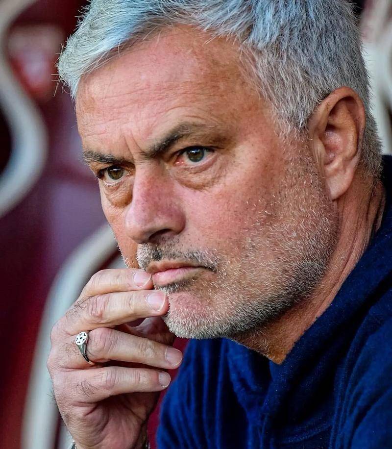 穆里尼奥在五大联赛执教20年,如今终于从这个顶级平台退役.