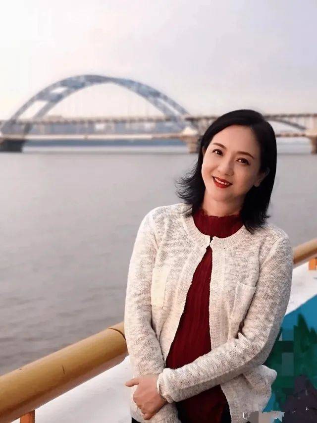 陶慧敏穿绿旗袍仍风韵犹存,不输小17岁的佟丽娅_设计_女性_身材