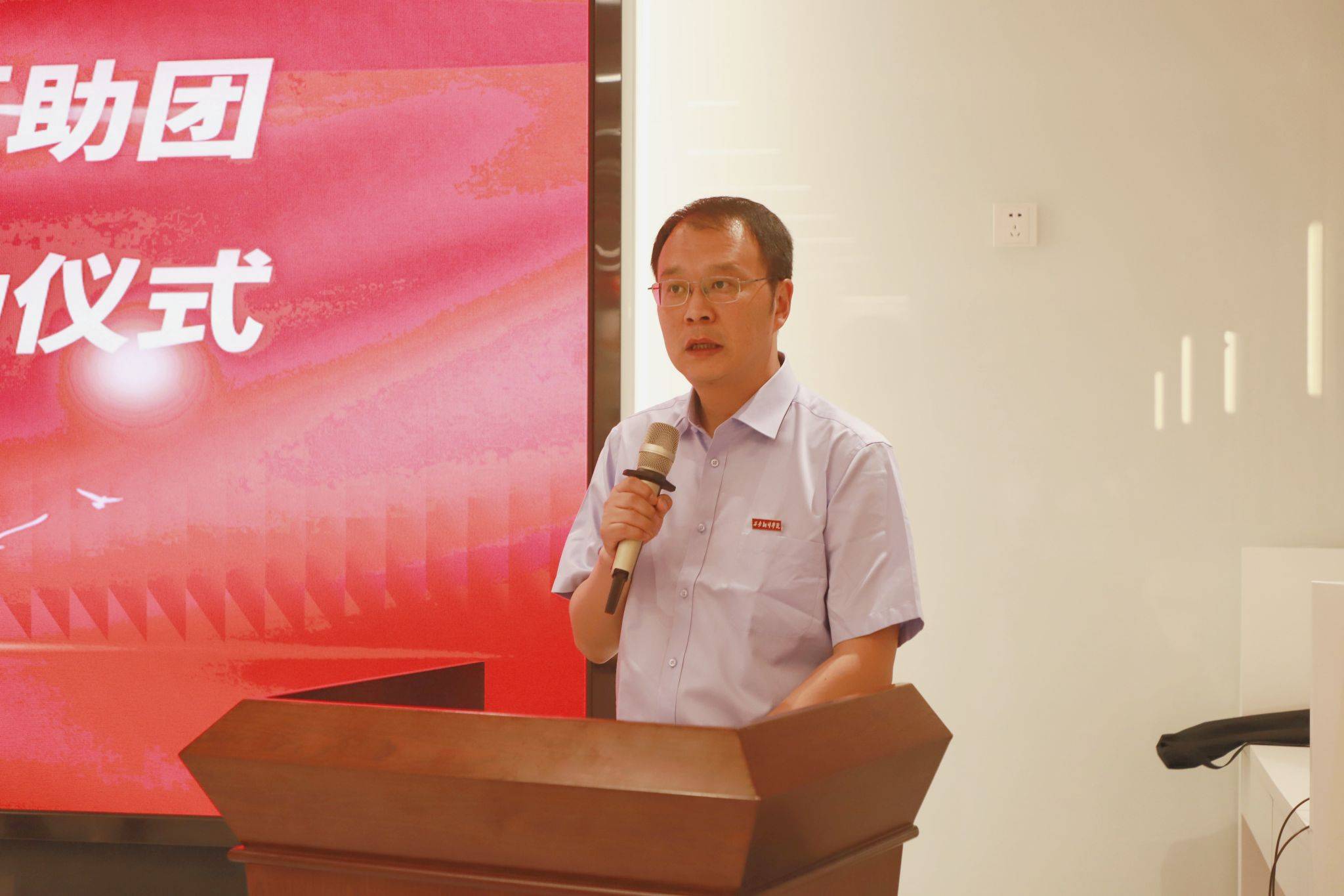 团团长邓煜硕发言公寓学生代表杨雪莹发言指导老师刘钰发言党委书记