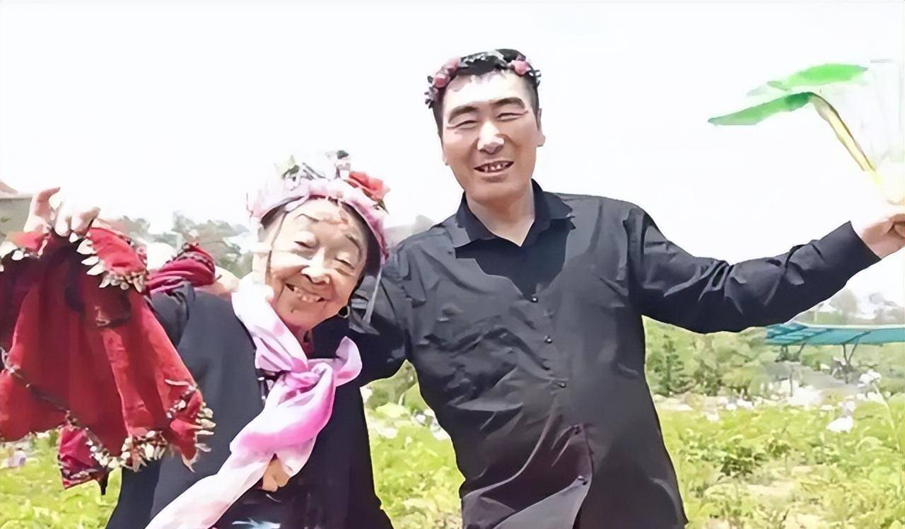 26年前,27岁东北小伙和父母断绝关系娶59岁老太太,后来怎么样了