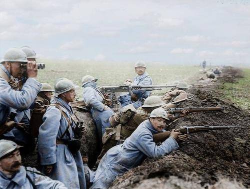 战争以后,法国军队将原来的白裤子,变成了红裤子.