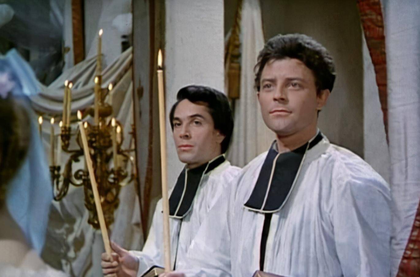 《红与黑》:光鲜亮丽的背后,隐藏着人性中不可磨灭的自卑