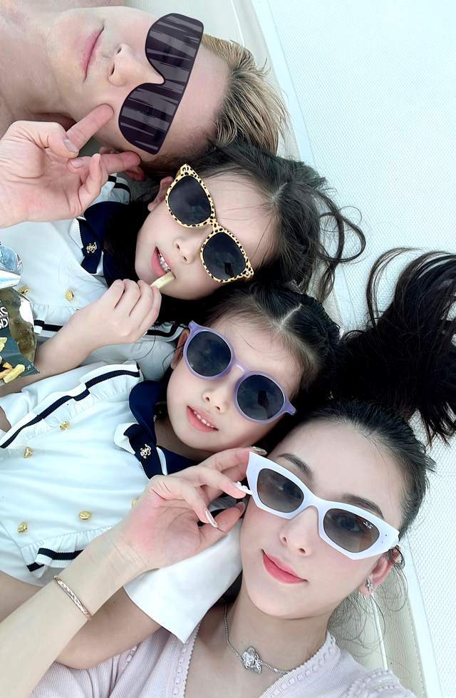 方媛分享全家福,乘郭富城游轮过端午,俩女儿颜值超高像双胞胎!