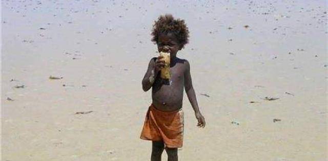 非洲喂小孩子吃饭粗暴图片