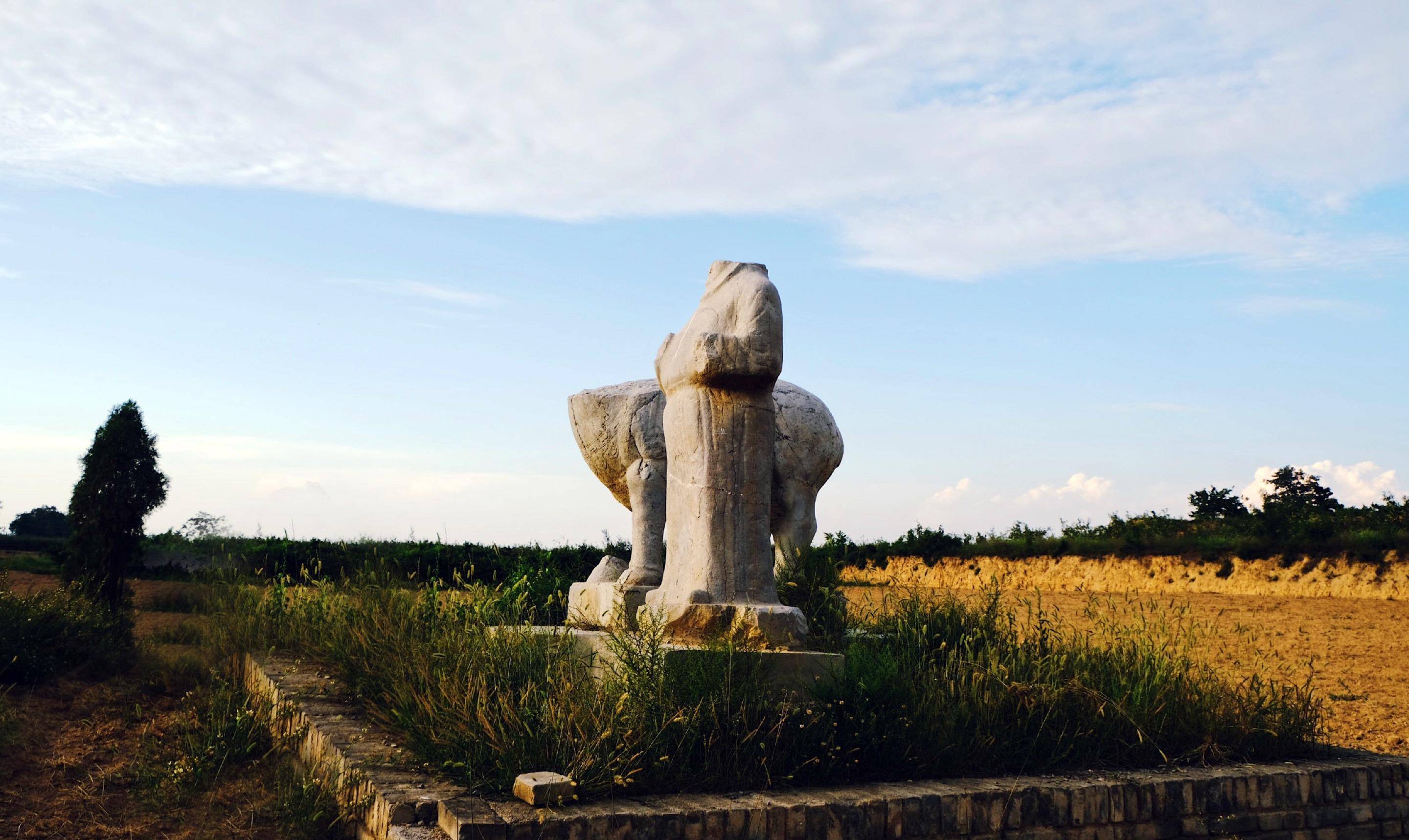 唐让皇帝李成器惠陵区,石人断首,石兽缺头,在夕阳下显得万分无奈和