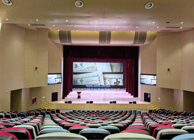 首先,建造报告厅时结构设计和装修都很关键,建筑声学设计,决定了一个