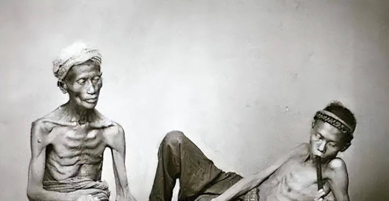 清末百姓吸食鸦片,身子骨瘦如柴萎靡不振,开启百年屈辱史