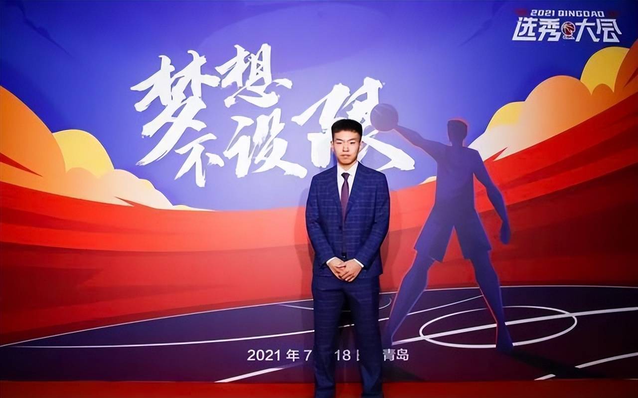 邬挺嘉:拥有精准的三分投篮,赛场专注的表现获得教练组的认可