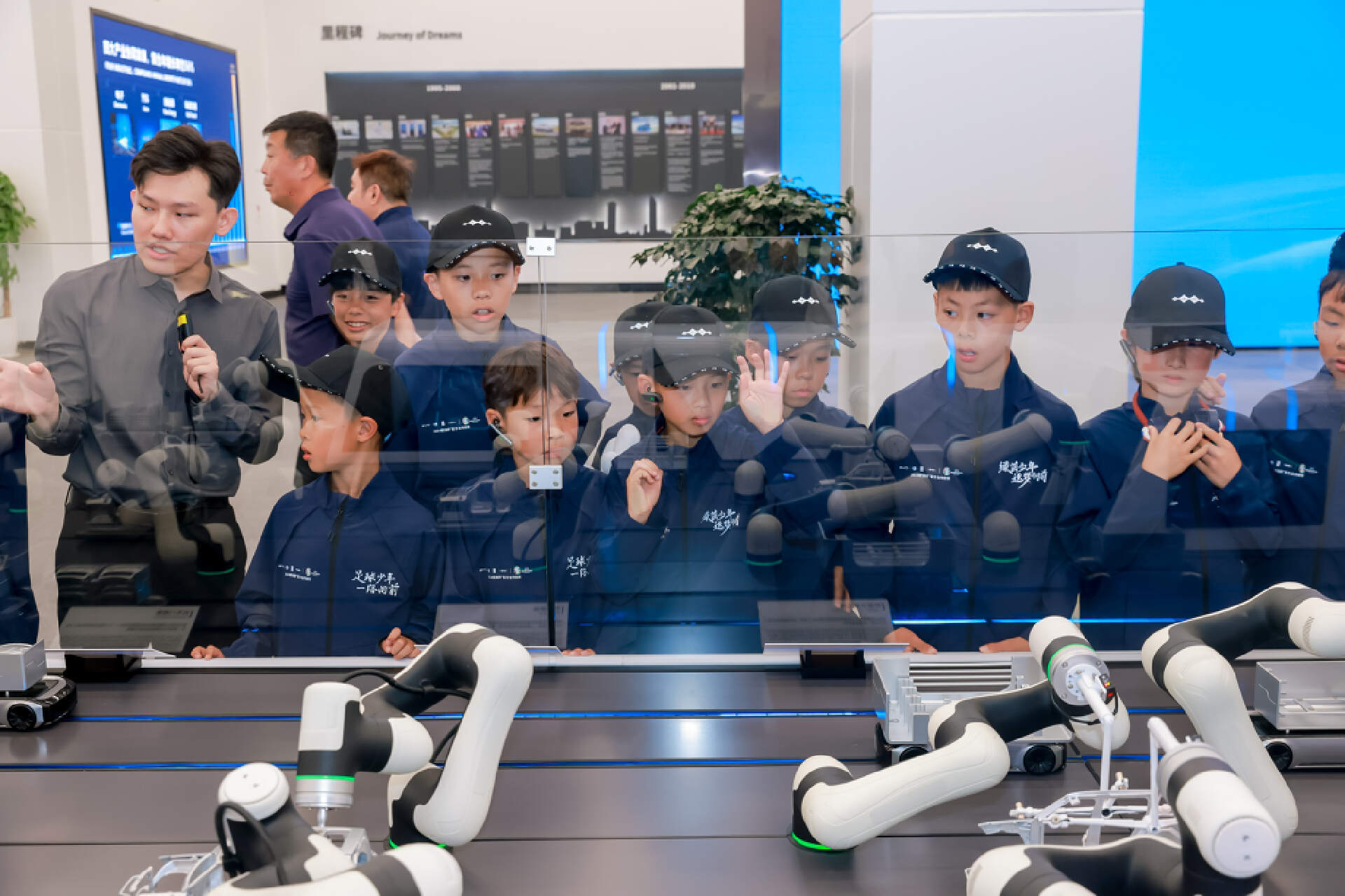 比亚迪携百名中国足球少年“一路向前”，誓师出征欧洲杯