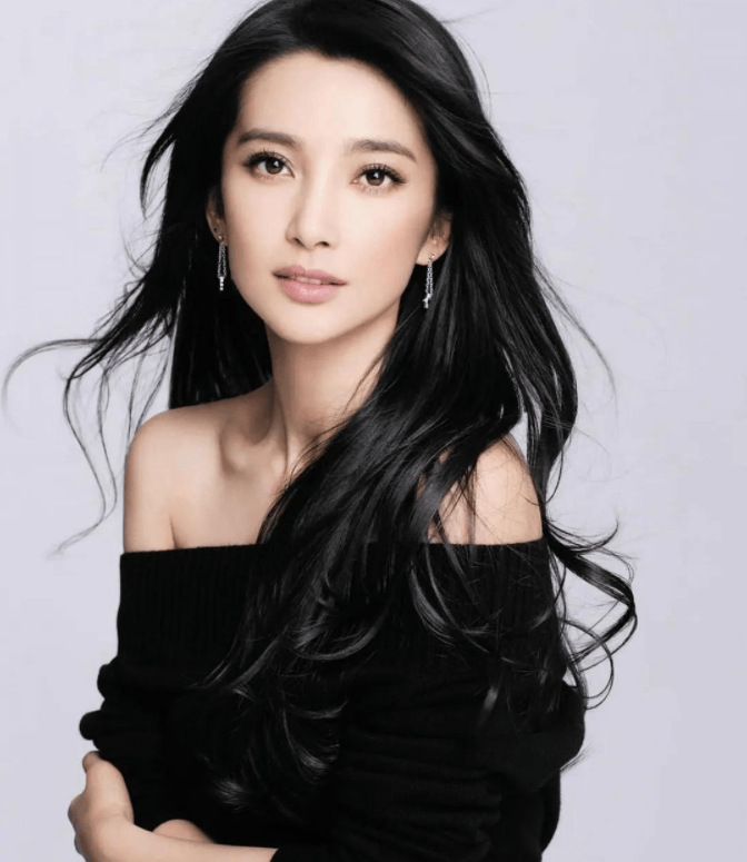 李冰冰带父母游张家界,51岁仍未结婚生子,爸妈满头白发老了好多!