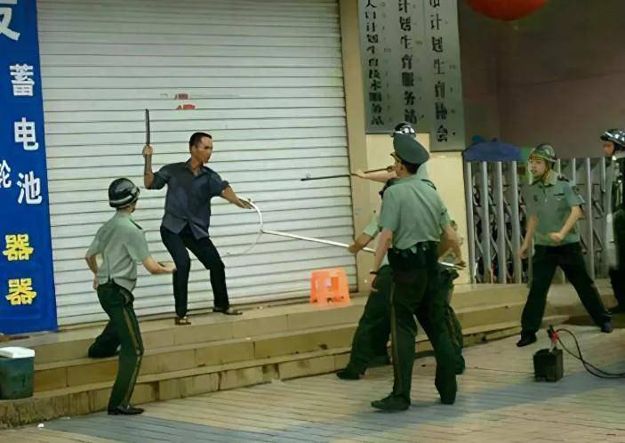 男子超生被罚款8万,闯入计生局砍死2人,被警察包围时喊:快开枪