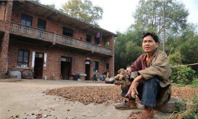 故事:湖南小伙患怪病20多年,被误判鱼痣后,四肢长出枯树枝条