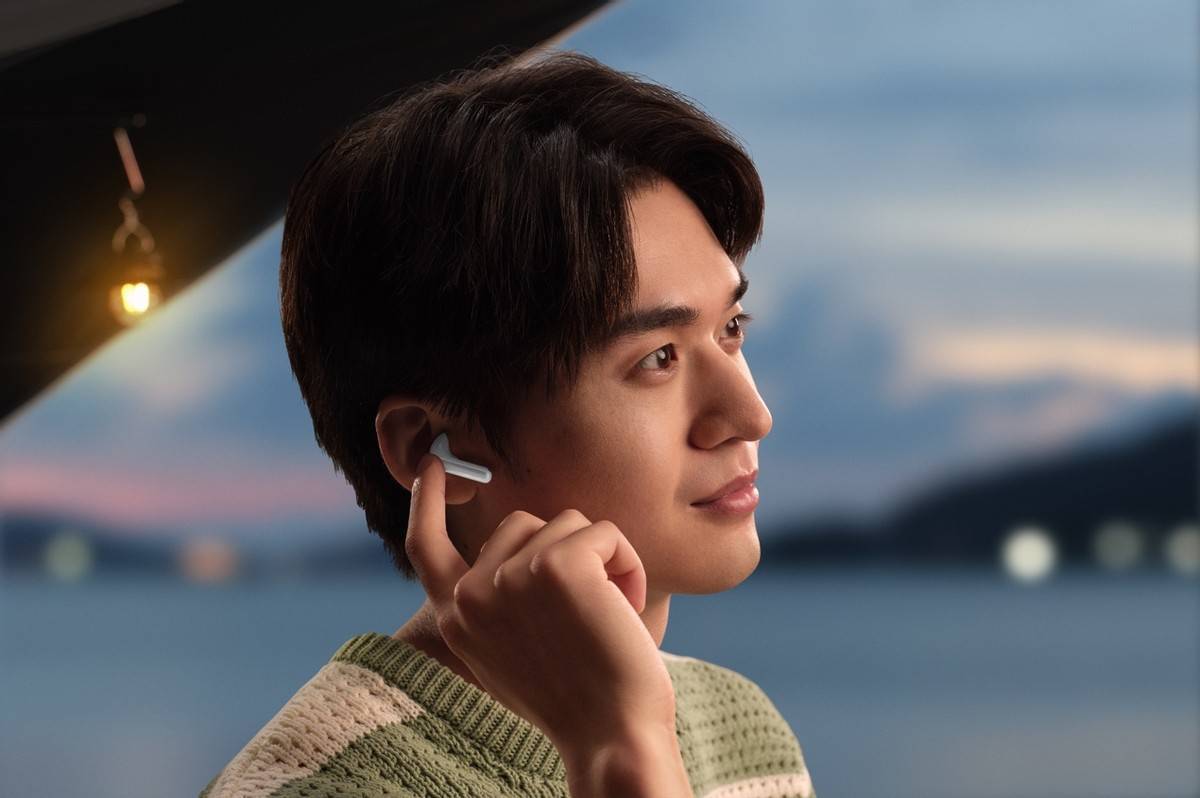 通过手势操作,用户可以用华为freebudsse2轻松控制音乐播放和接听电话