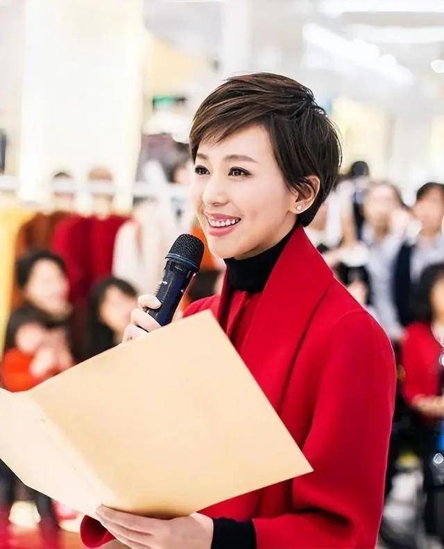 离开央视再就业的4位主持,有人挨骂有人被夸,只有她被