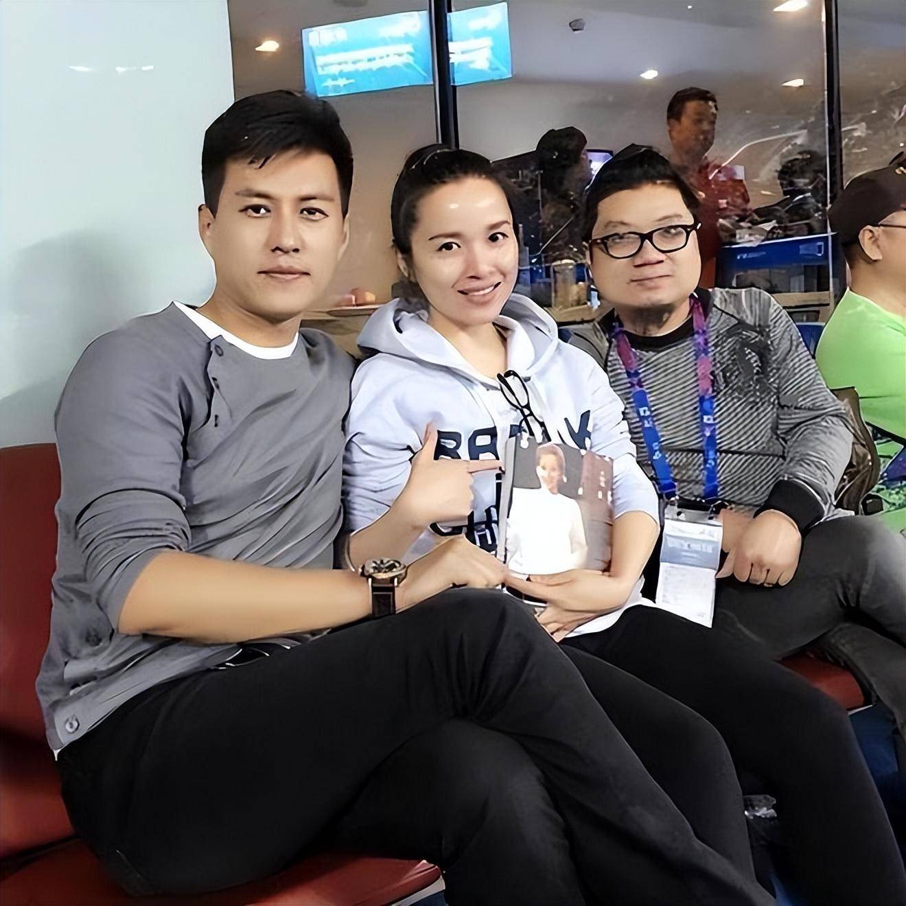 不拍戏就"消失",47岁的靳东,已经走上了男演员的另一条大道