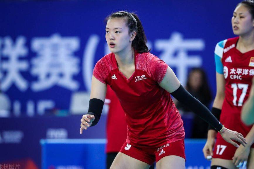 人气超高!张常宁没上场却成赞助商宠儿,球迷质疑中国女排选人