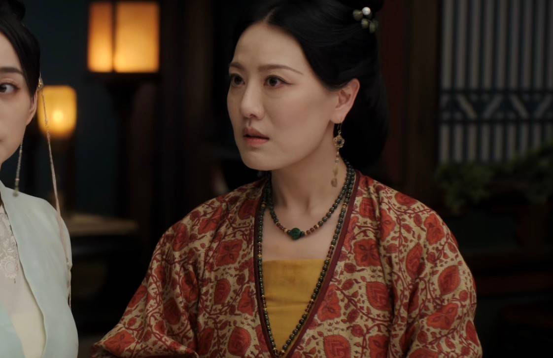 但当她的丈夫遇险时,嗯呐朱莉又演出了二舅妈的担忧和对当官之人待价